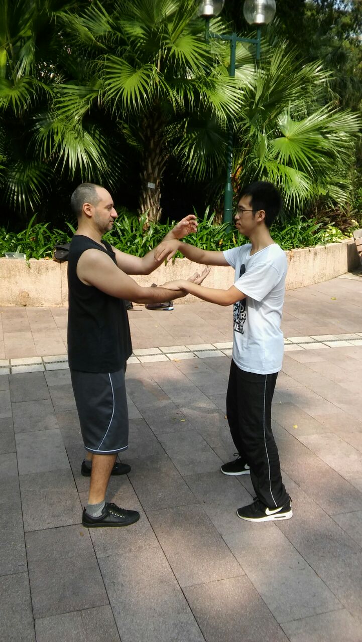 Acerca de Mí 2 Haciendo Chi sao en el parque de honk kong