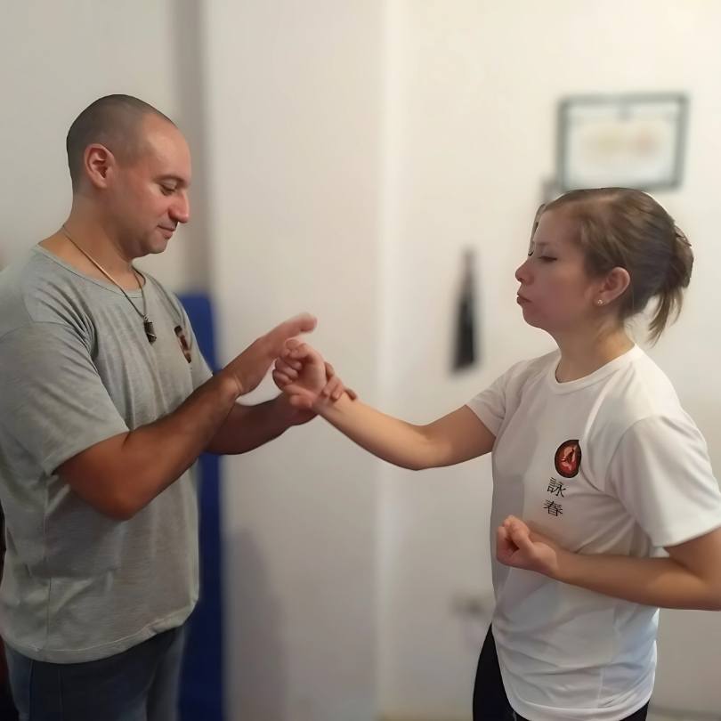 Inicio 2 Clase particular de wing chun corrigiendo un puño a la alumna